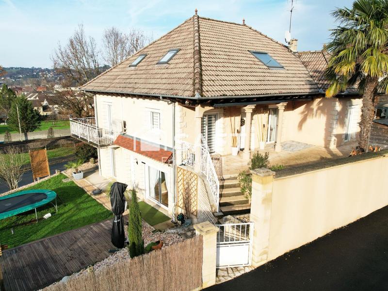 Maison - 210 m² - 8 pièces