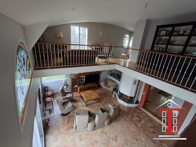 Maison traditionnelle - 240 m² - 8 pièces