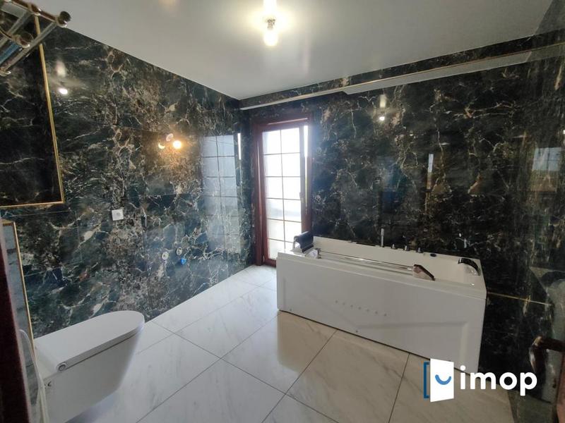 Maison - 214 m² - 8 pièces