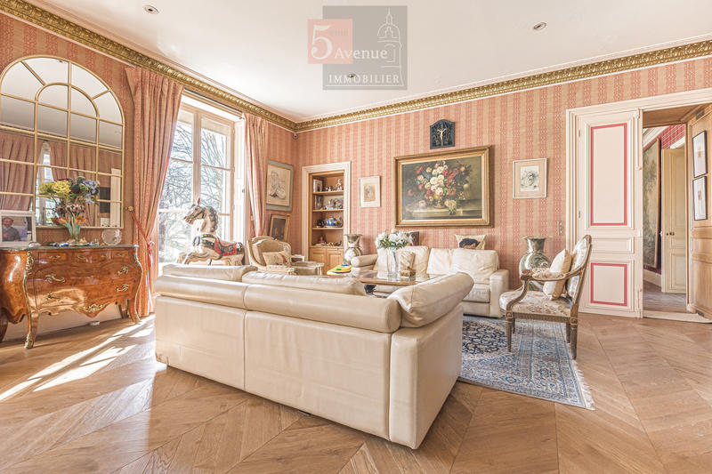 Maison - 430 m² - 11 pièces