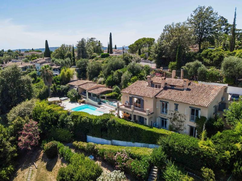 Maison - 280 m² - 8 pièces