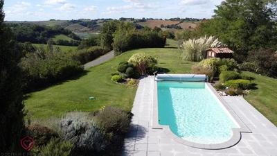 Propriété - 280 m² - 9 pièces