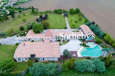 Maison - 850 m² - 10 pièces