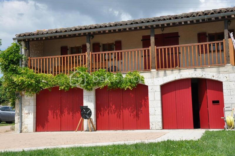 Propriété - 251 m² - 9 pièces