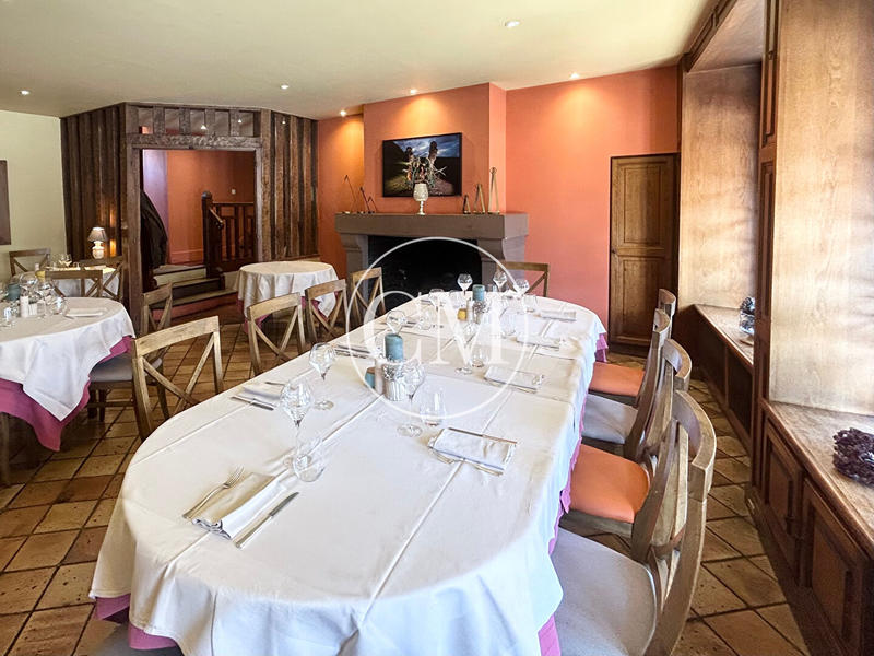 Local commercial - 250 m² - 8 pièces