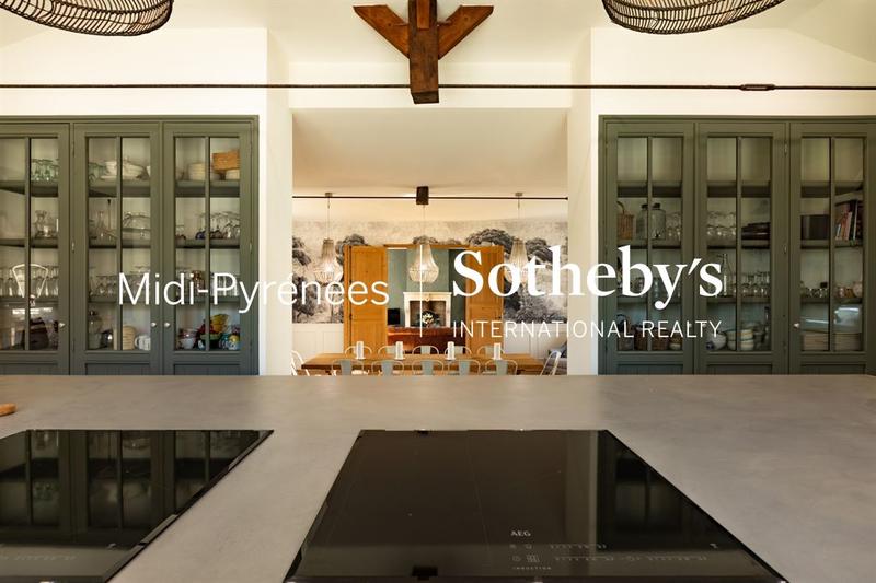 Maison - 420 m² - 9 pièces