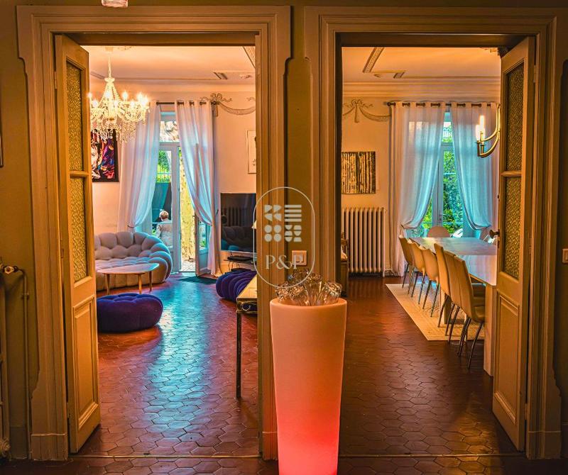 Maison - 408 m² - 8 pièces