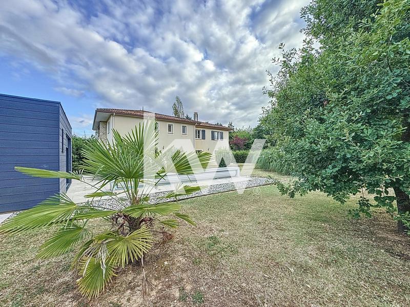 Maison - 220 m² - 8 pièces