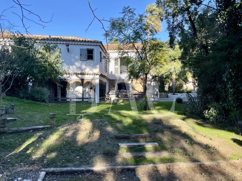 Villa - 273 m² - 12 pièces