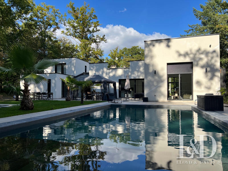 Maison - 400 m² - 12 pièces