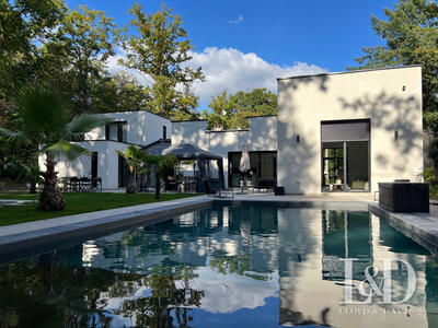 Maison - 400 m² - 12 pièces