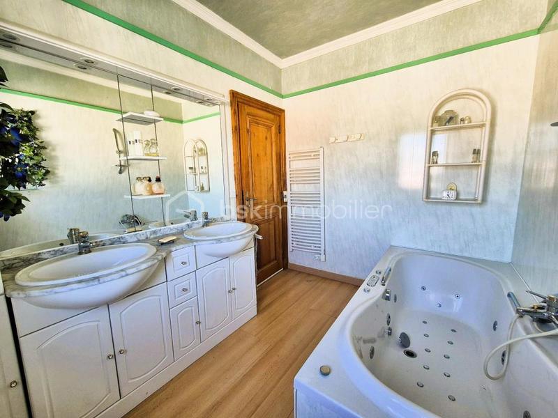 Maison traditionnelle - 162 m² - 6 pièces