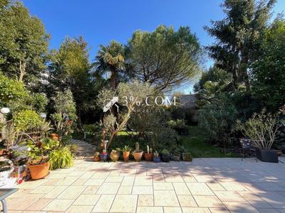 Maison - 235 m² - 6 pièces