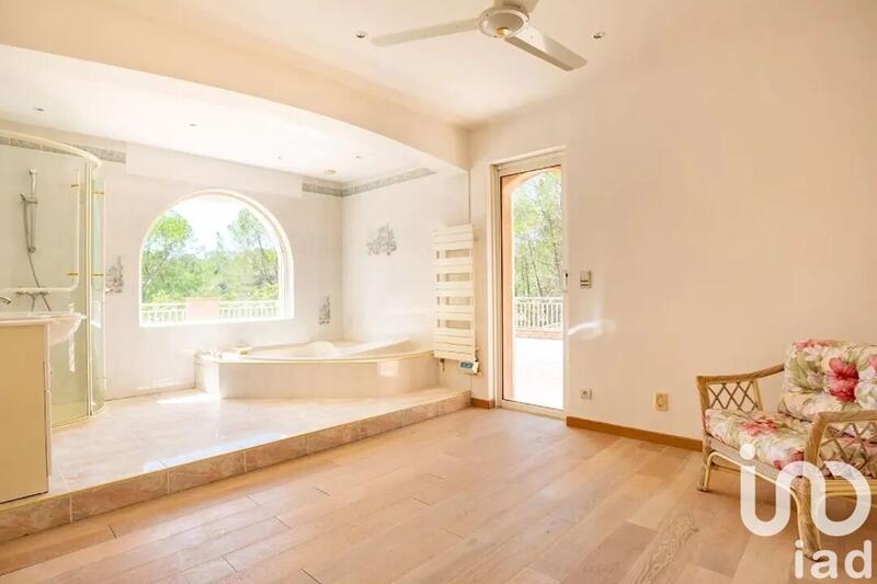 Maison - 240 m² - 5 pièces