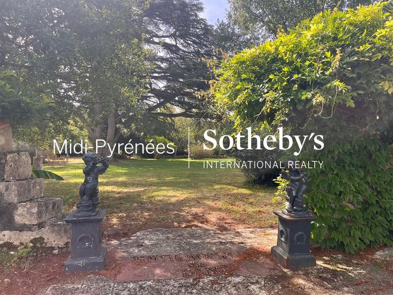 Propriété - 661 m² - 16 pièces