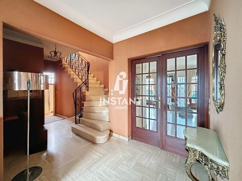 Maison traditionnelle - 200 m² - 8 pièces