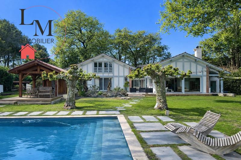 Villa - 295 m² - 10 pièces