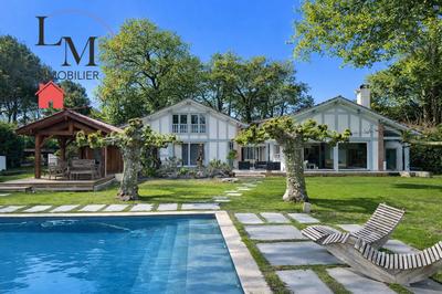 Villa - 295 m² - 10 pièces