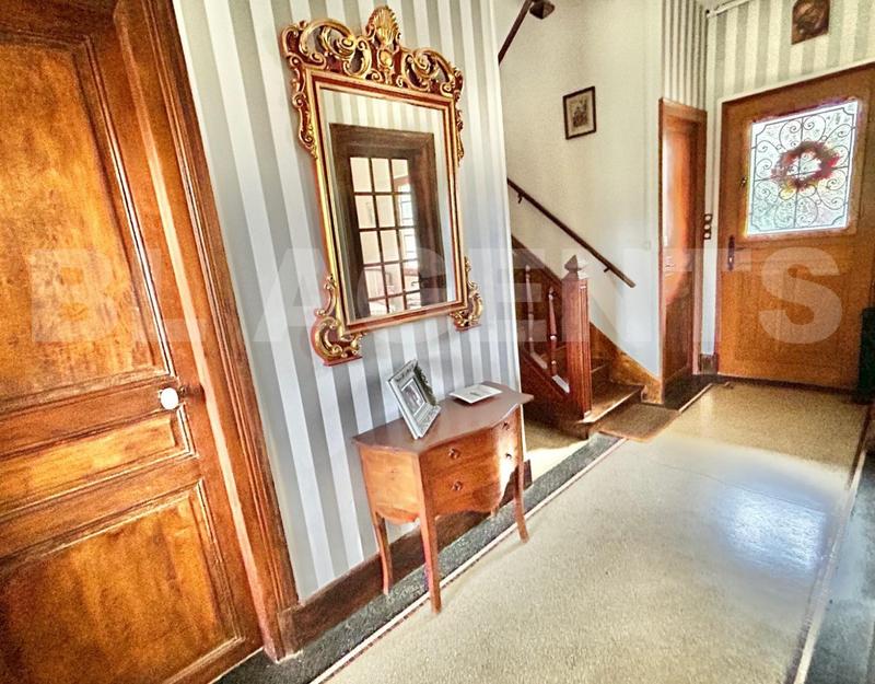 Maison - 360 m² - 13 pièces