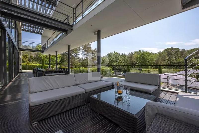 Maison - 480 m² - 8 pièces