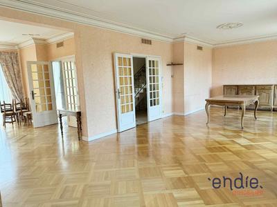 Maison - 273 m² - 6 pièces