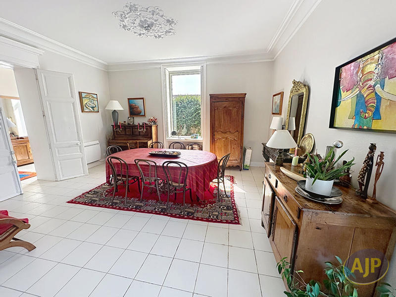 Maison - 350 m² - 12 pièces