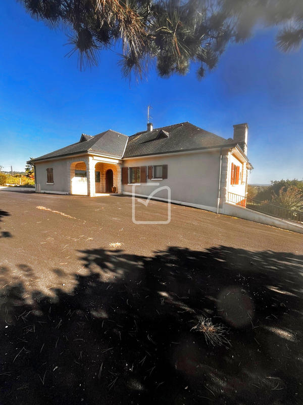 Maison - 290 m² - 11 pièces