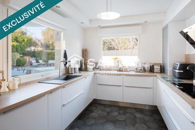 Maison - 241 m² - 10 pièces