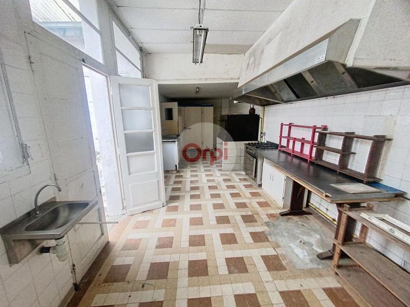 Maison - 557 m² - 9 pièces