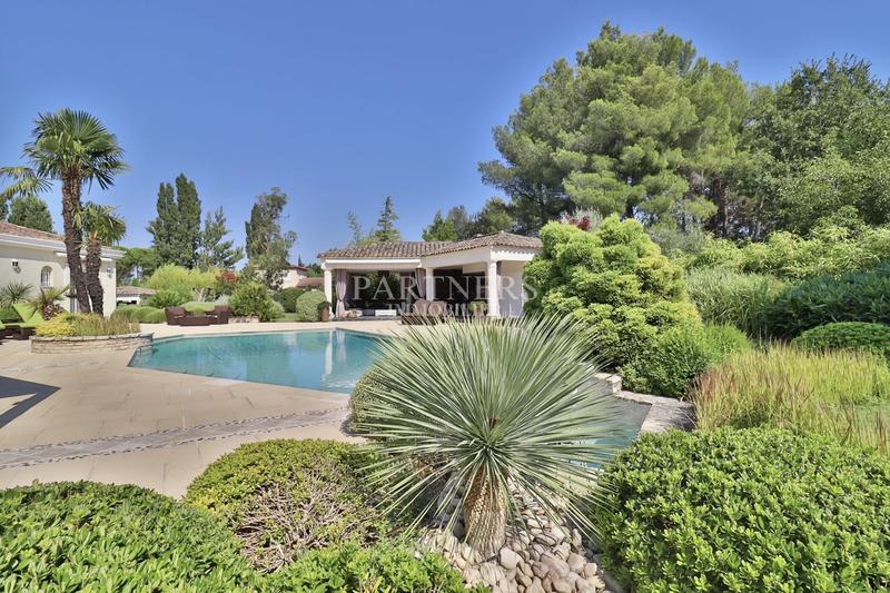 Maison - 320 m² - 8 pièces