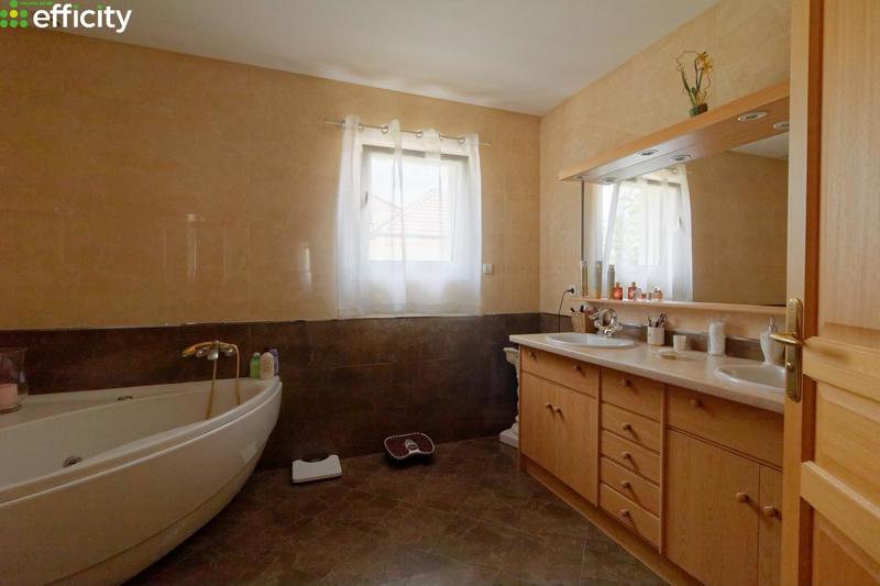 Maison - 215 m² - 7 pièces