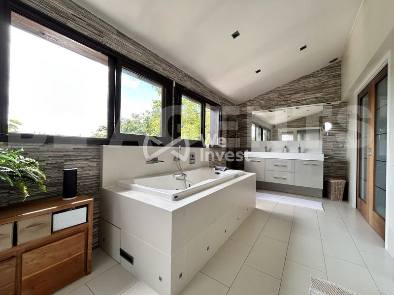 Maison - 219 m² - 6 pièces