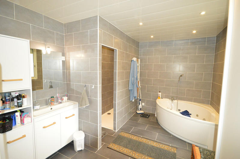 Maison - 220 m² - 10 pièces