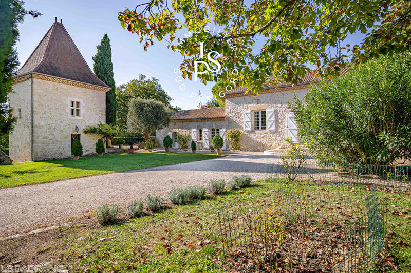 Demeure - 649 m² - 33 pièces