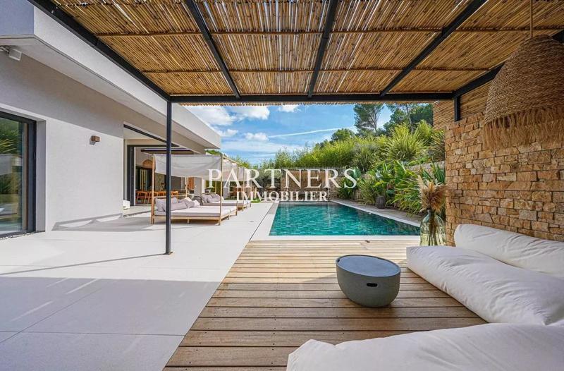 Maison - 350 m² - 6 pièces