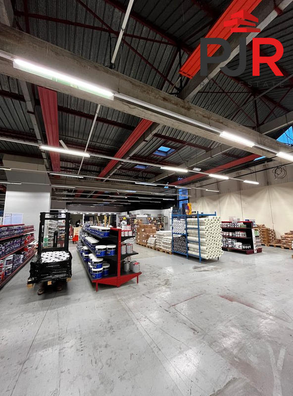 Local commercial - 2 400 m²