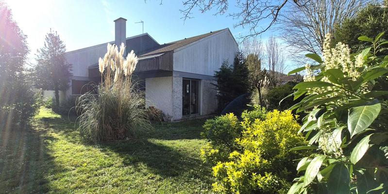 Maison - 245 m² - 9 pièces