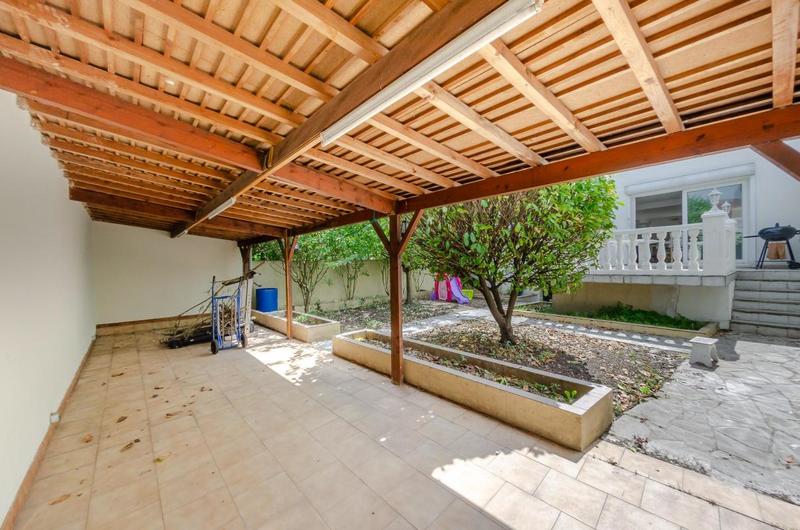 Maison - 300 m² - 16 pièces