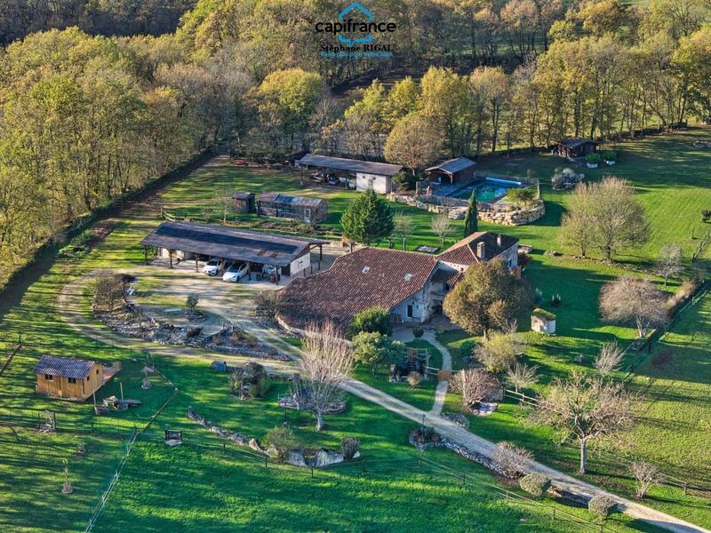 Propriété - 220 m² - 8 pièces