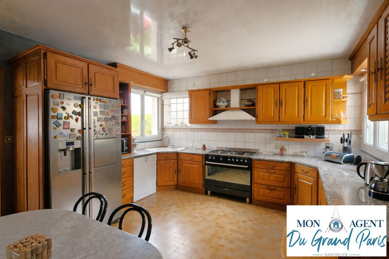 Maison - 242 m² - 9 pièces