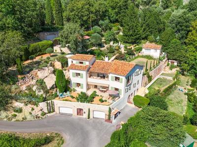 Maison - 250 m² - 6 pièces