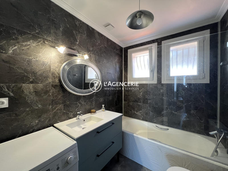 Maison - 250 m² - 8 pièces