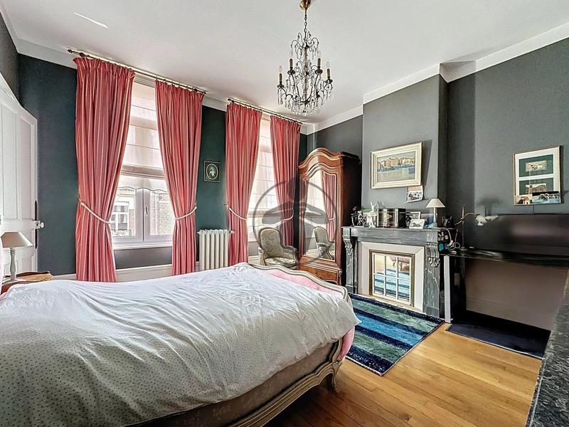 Maison - 250 m² - 9 pièces