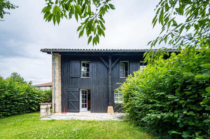 Maison - 1 791 m² - 39 pièces