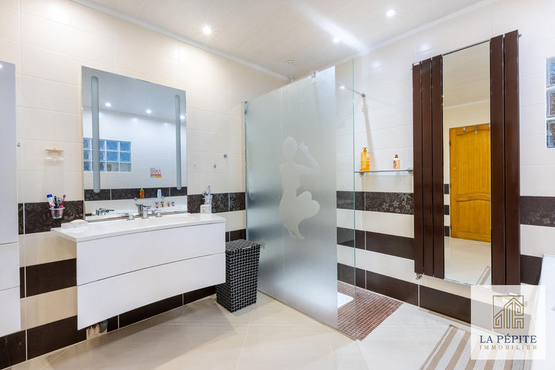 Maison - 216 m² - 6 pièces