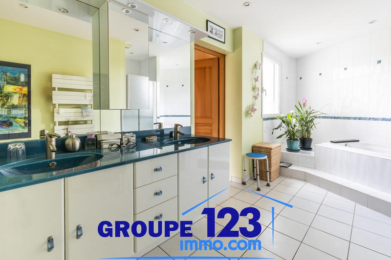 Maison - 286 m² - 7 pièces