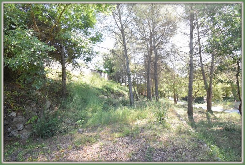 Terrain constructible - 1 557 m²