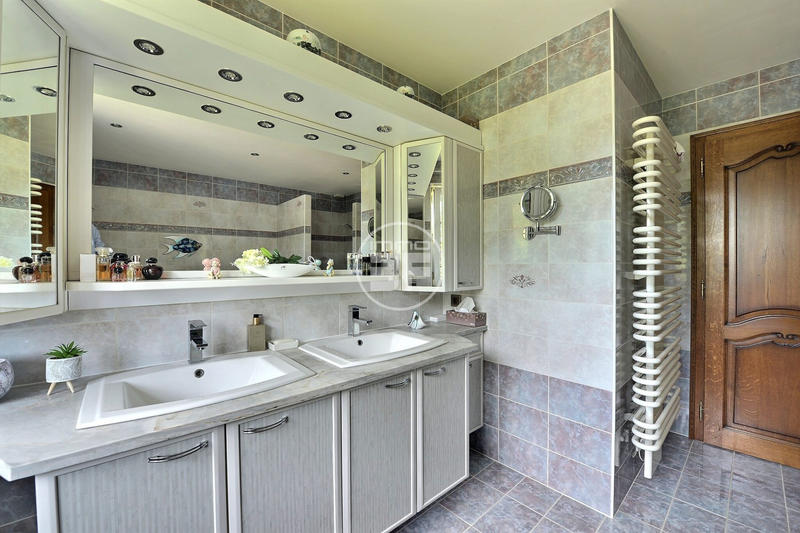 Maison - 232 m² - 7 pièces