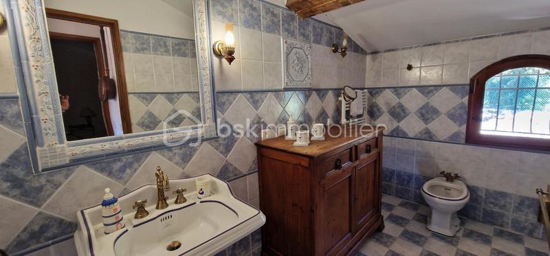 Propriété - 207 m² - 6 pièces