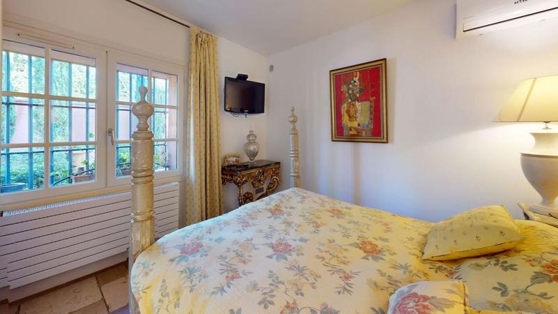 Propriété - 980 m²